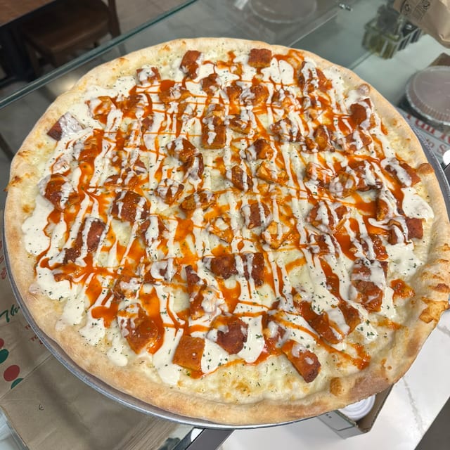 Buffalo Chicken Pizzza.