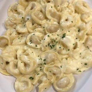 Tortellini panna (Alfredo sauce)